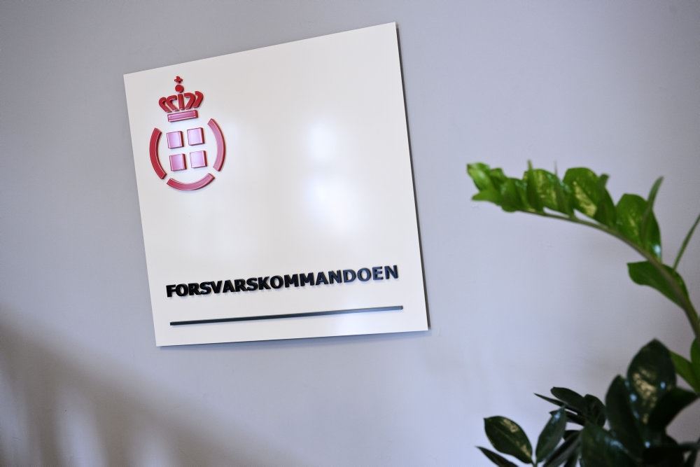 skilt på væg