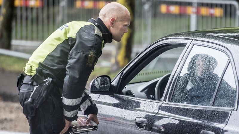 politibetjent har stoppet en bilist