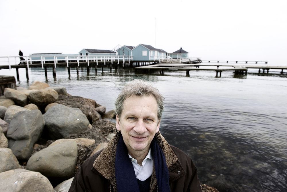 en mand kigger på fotografen