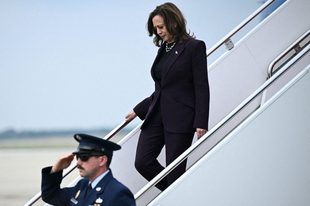 Kamala Harris på vej ud af et fly