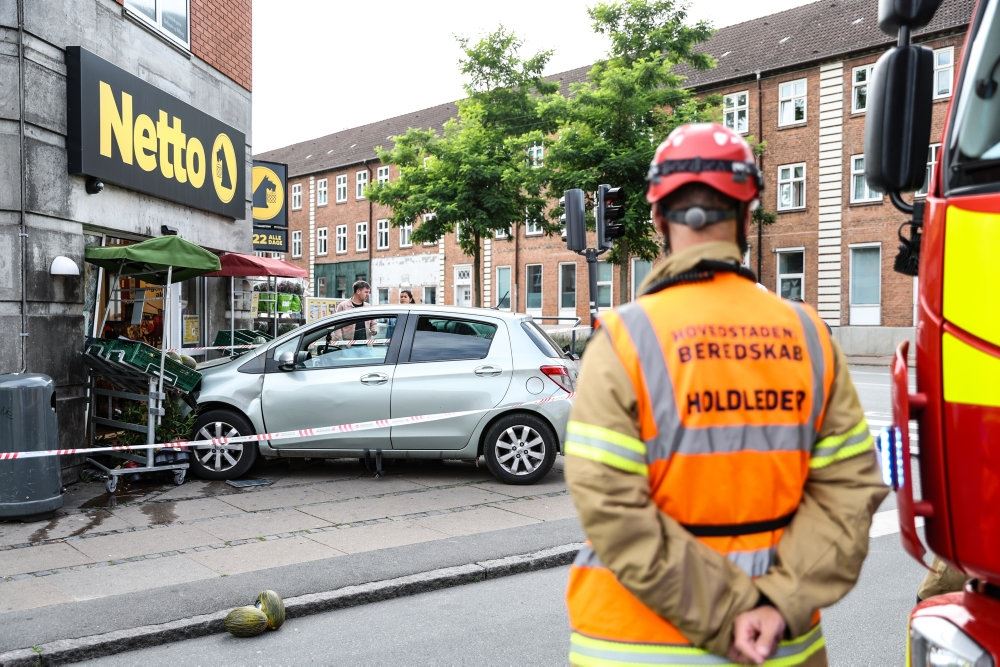 Bilen halvvejs inde i Netto