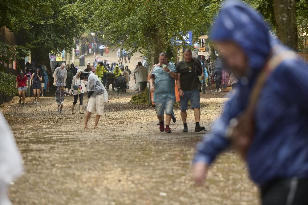 regnklædte personer på festival
