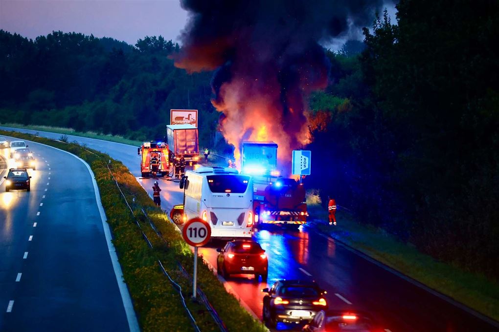 bil i brand på motorvej