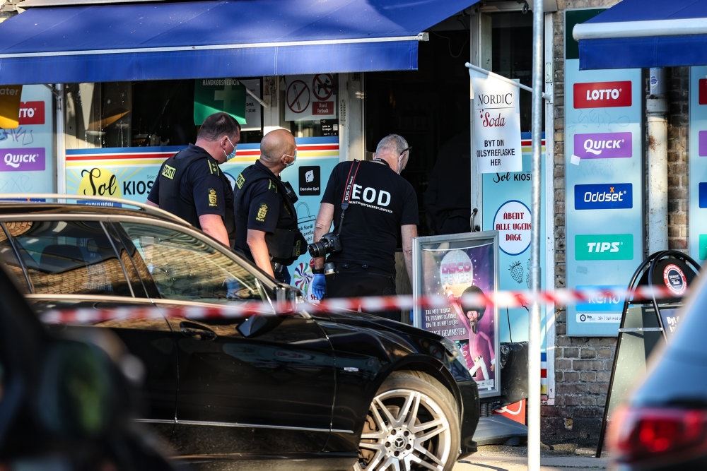 politi til stede ved kiosk