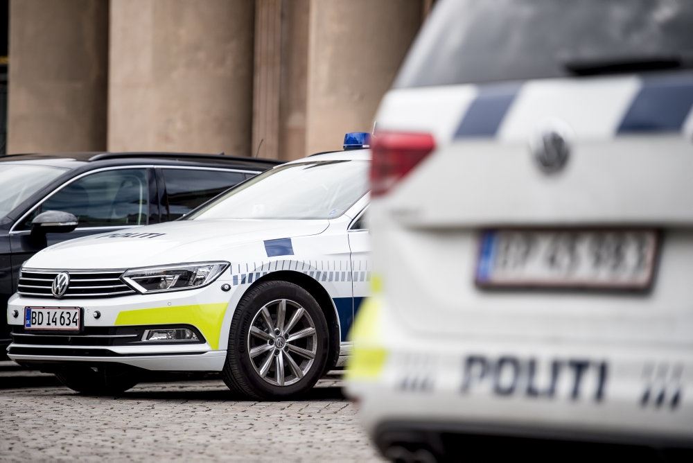 Politibiler foran retten