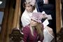 Caroline Fleming med en stor rosa hat.