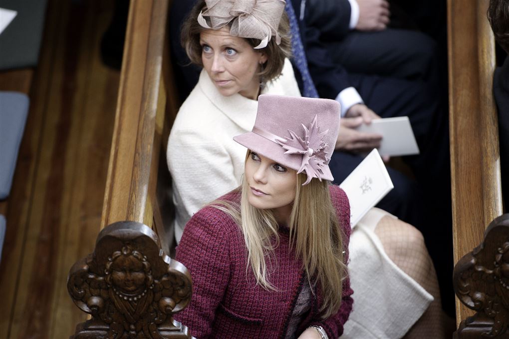 Caroline Fleming med en stor rosa hat.