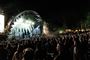 festivalgæster foran scenen
