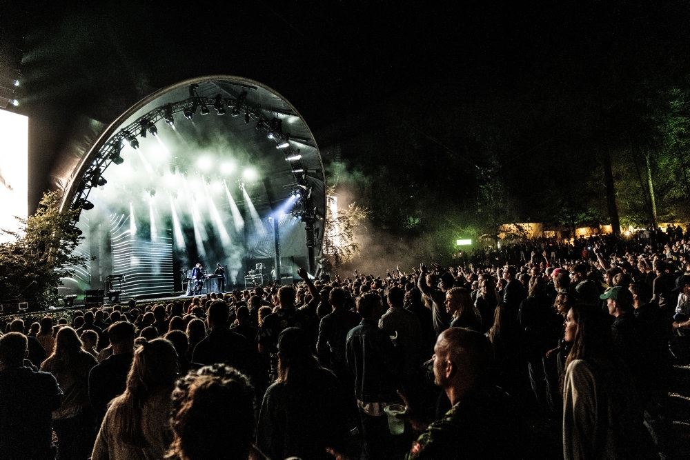 festivalgæster foran scenen