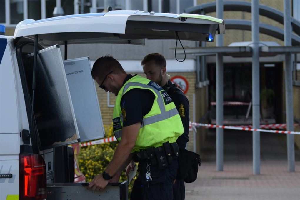 Politi og afspærring foran stedet.