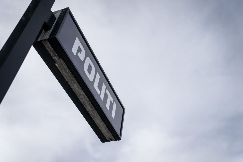 Et skilt foran en politistation