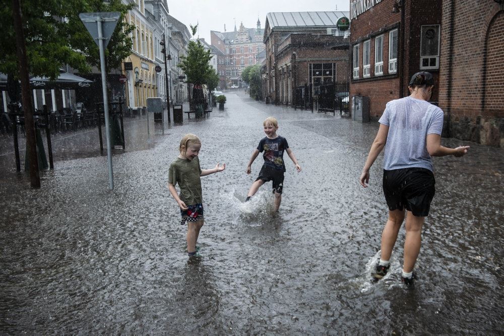 folk går rundt i oversvømmet gade