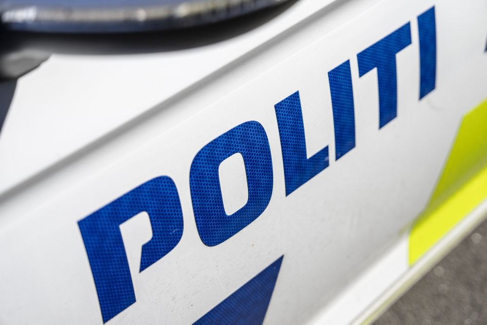 politibil med påskriften politi