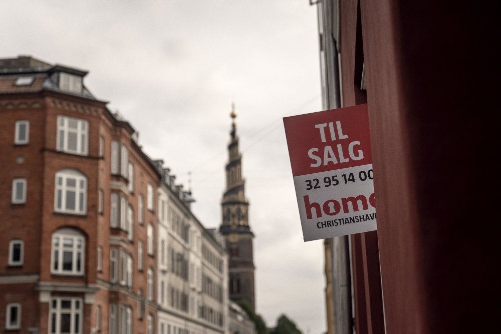 et til salg skilt på en mur