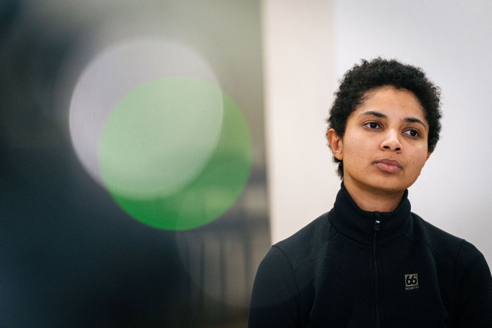 en mørk kvinde ser betuttet ud