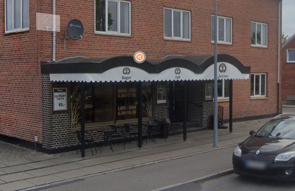 en bygning set fra vejen