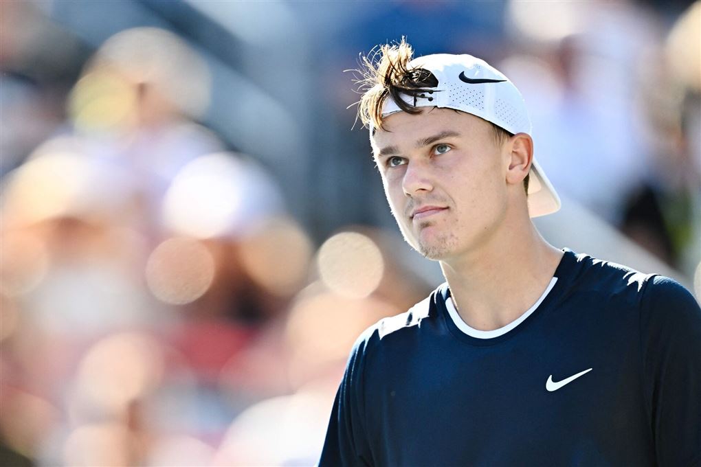tennisspiller med omvendt kasket