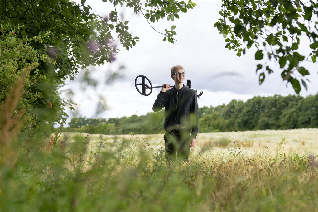 mand med metaldetektor