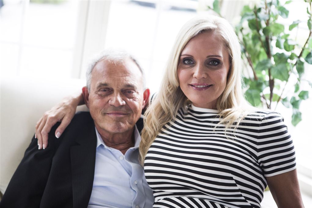 mand og kvinde holder om hinanden