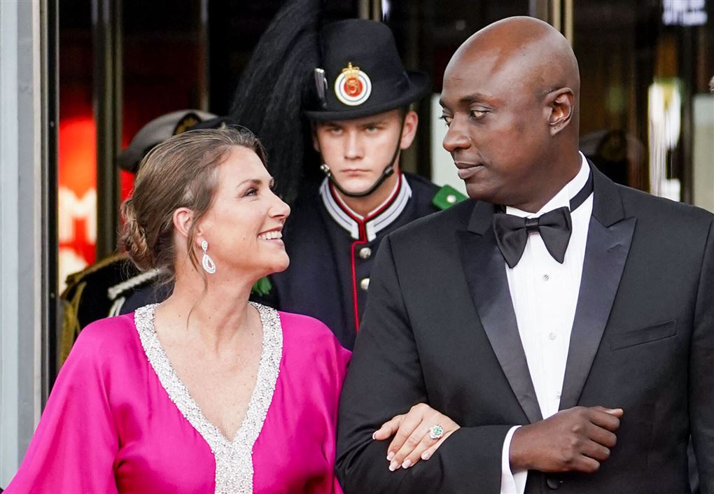 Märtha Louise og Durek Verrett hånd i hånd