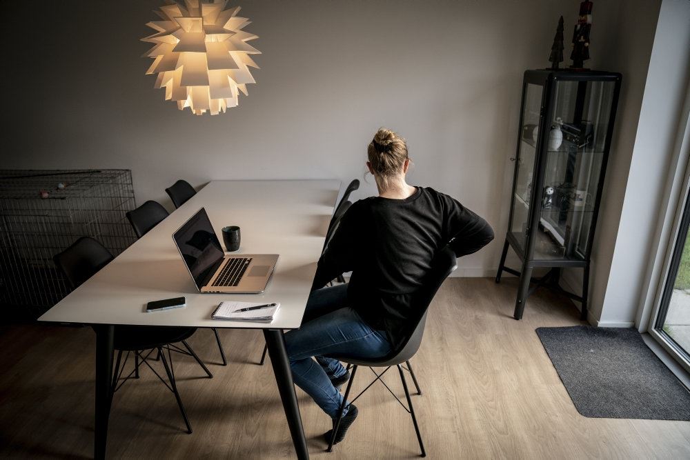 mand ved skrivebord