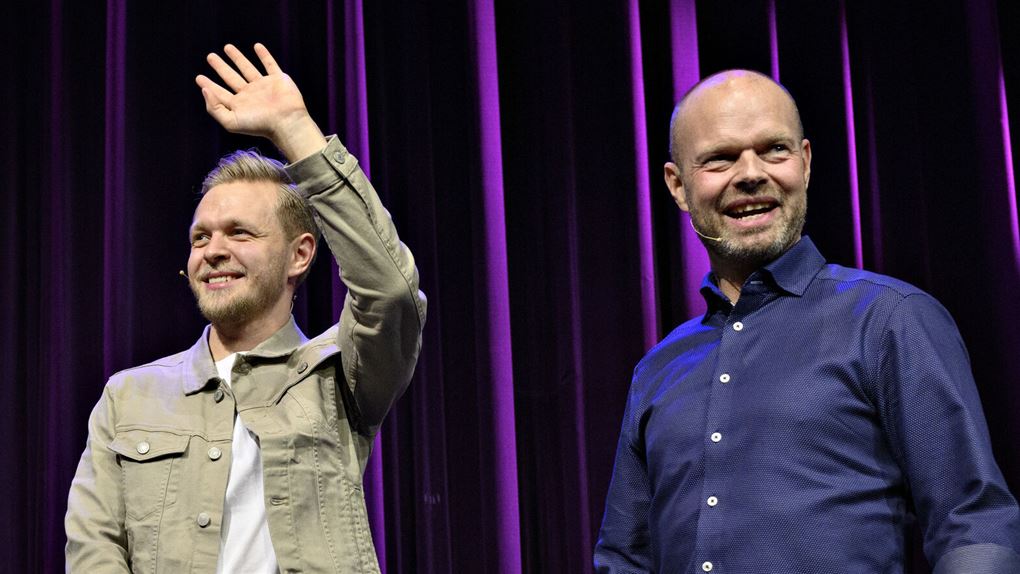 to glade mænd på en scene