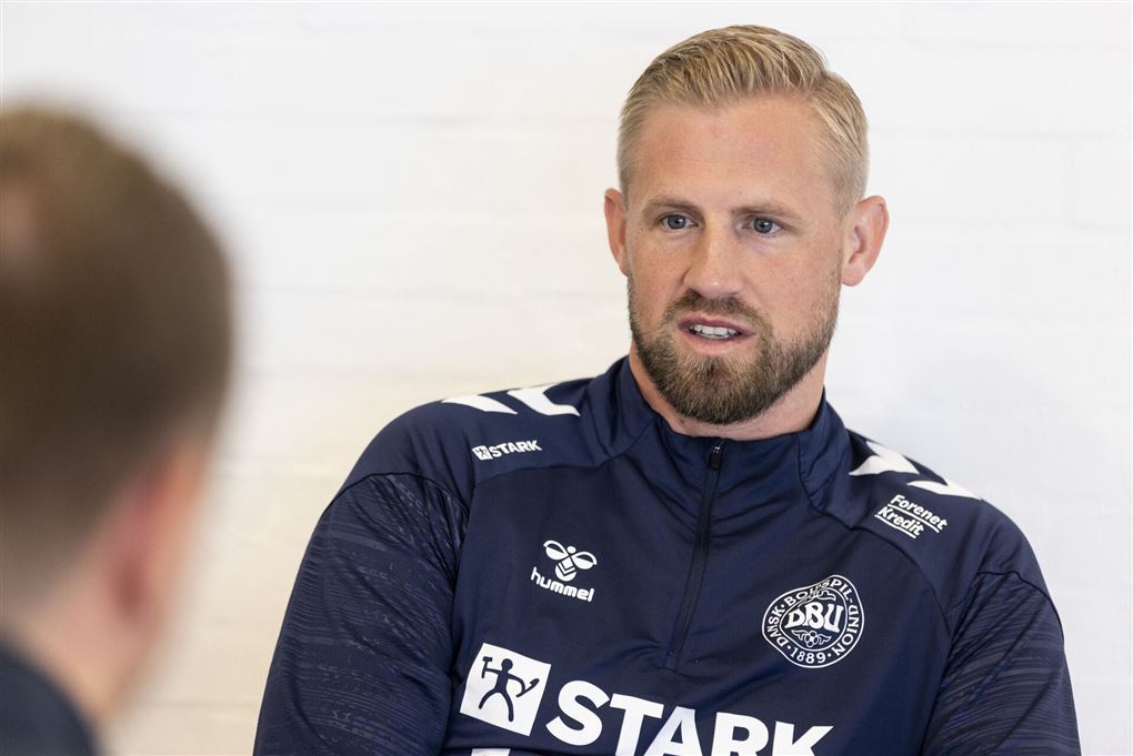 Kasper Schmeichel taler med en journalist.