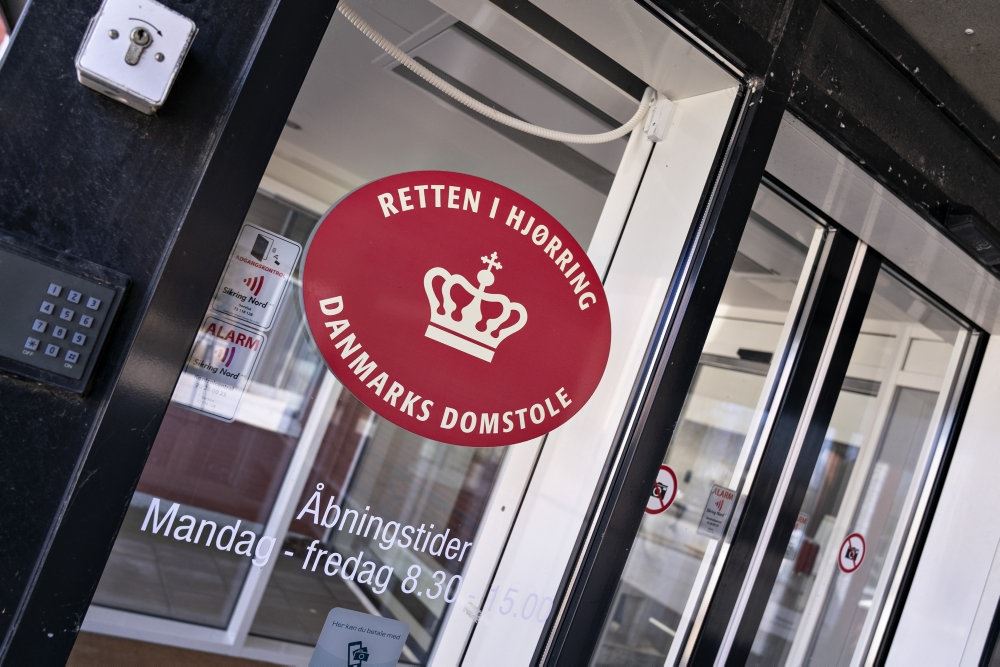 et skilt ved retten