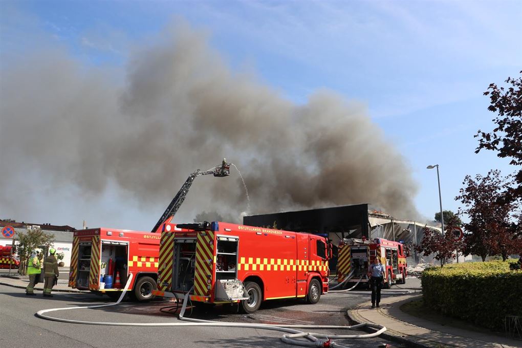 Brandbiler og sort røg