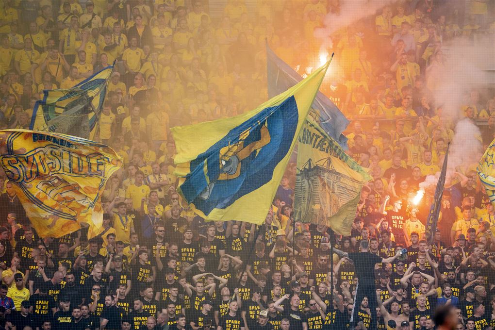 brøndbyfans med bannere og fyrværkeri
