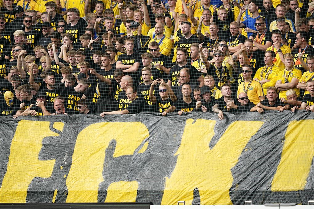  brøndbyfans med stort banner og t-shirts