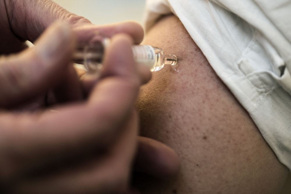person får vaccine
