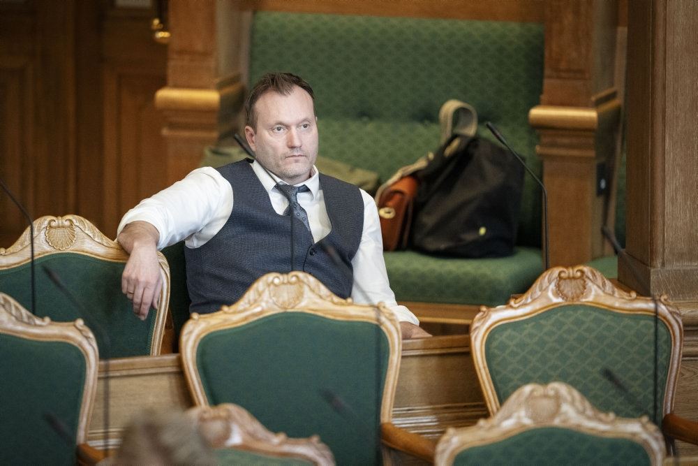 mand sidder i folketingssalen