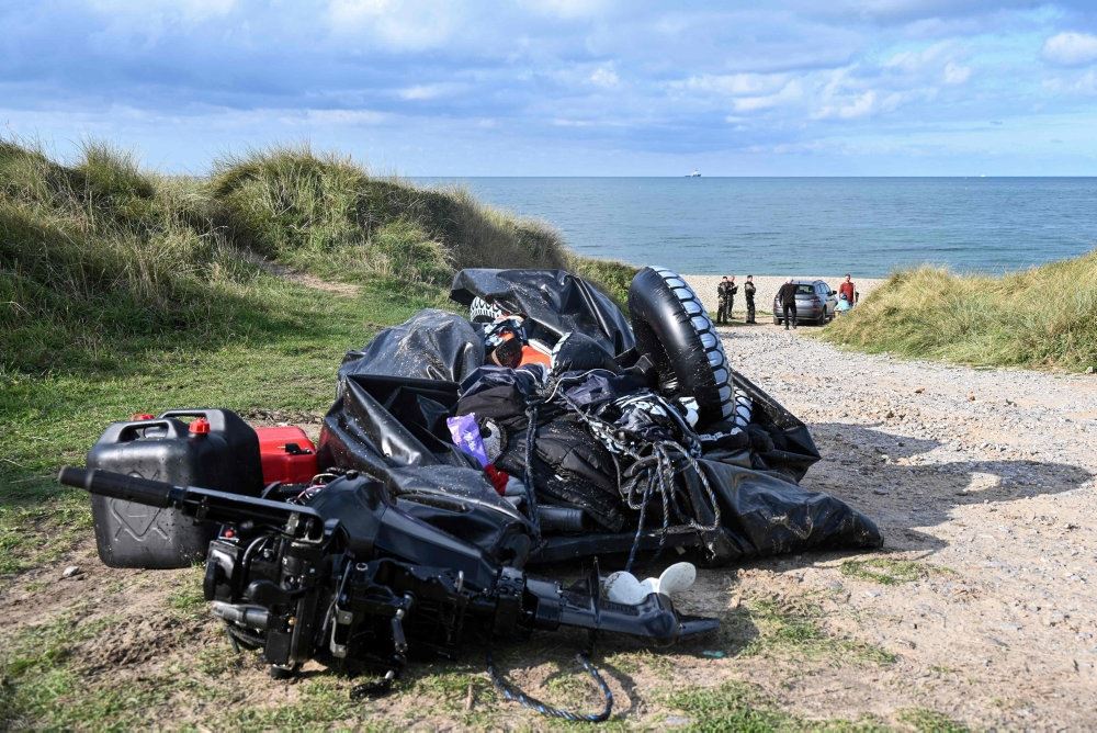 en gummibåd på en strand