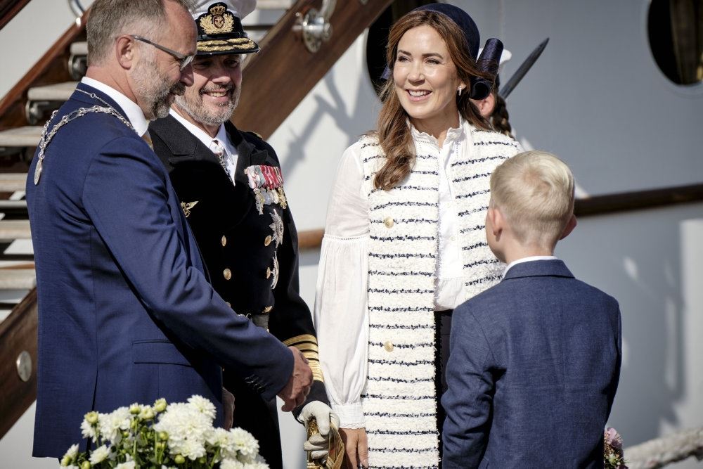 mand tager imod dronning mary