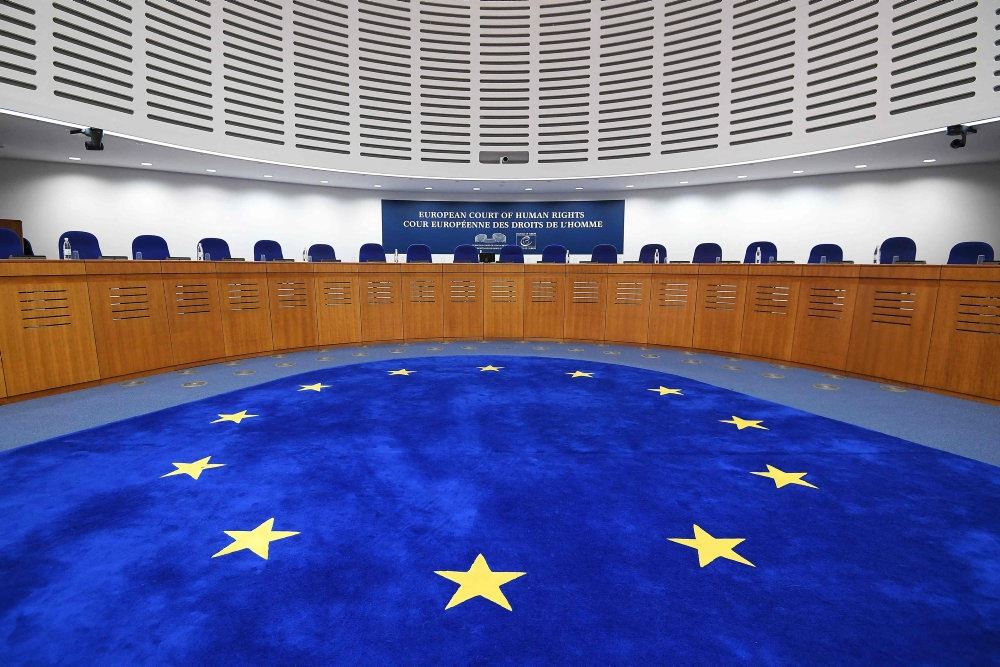 et EU-flag i en retssal
