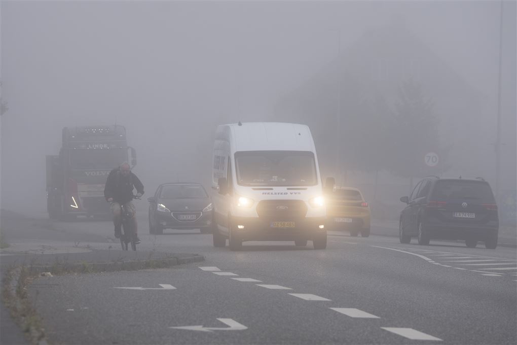 biler og trafik i tåge