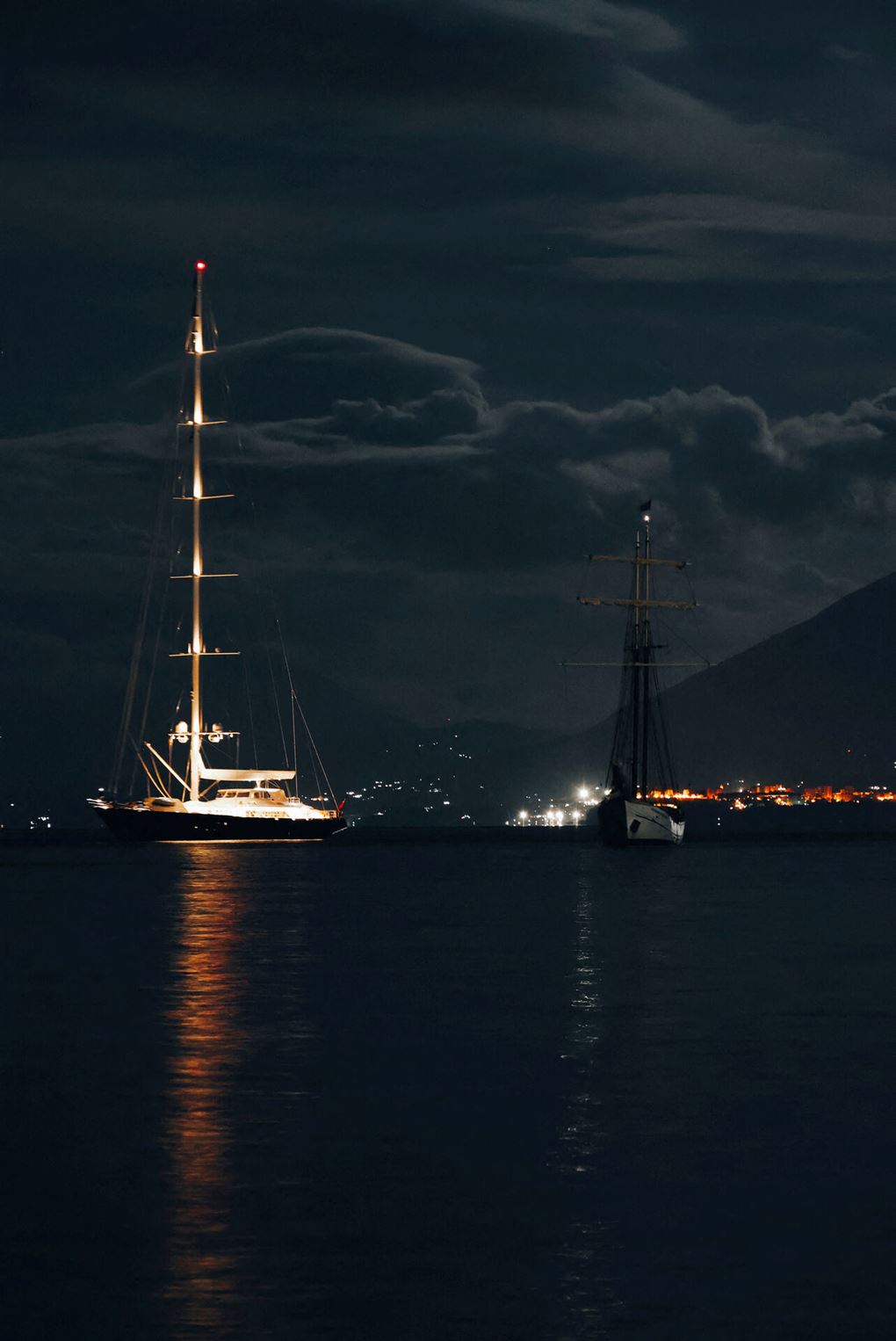 en kæmpe yacht i natten