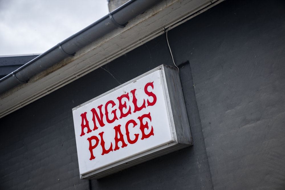 et skilt hvor der står hells angels