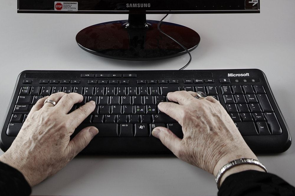 Fingre på tastatur