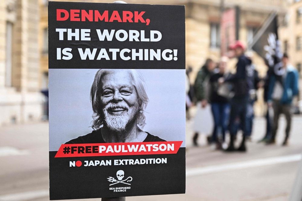 en plakat med en skægget mand