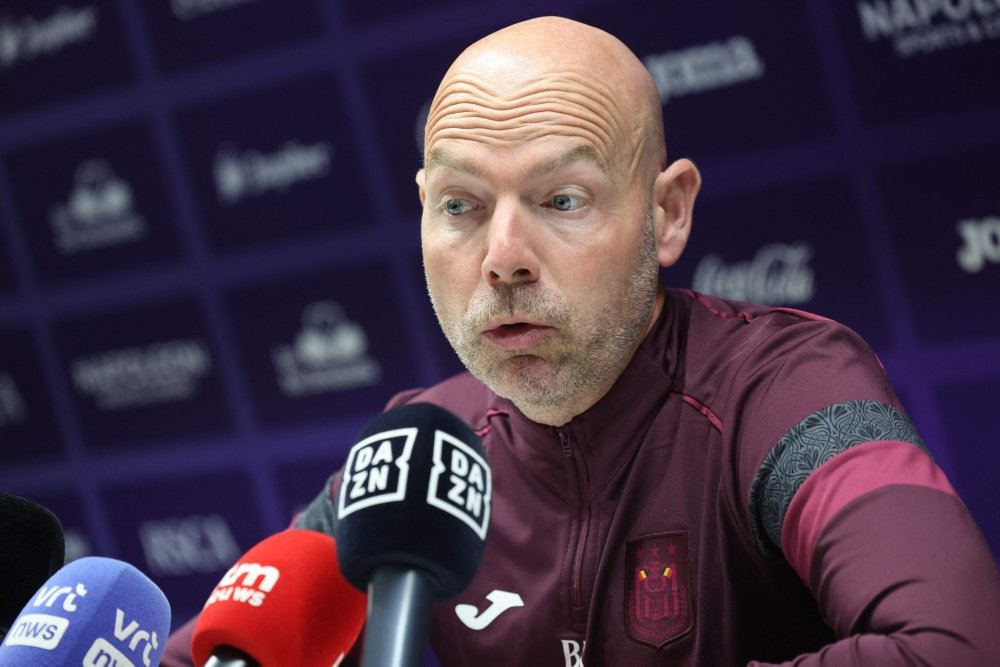 mand på pressemøde