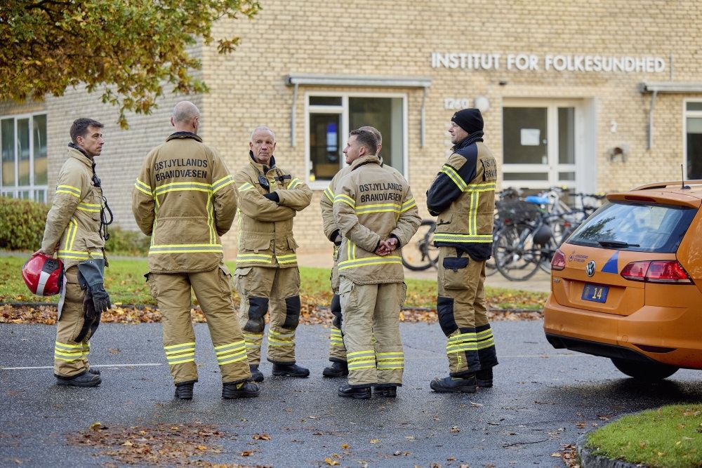 Folk fra beredskabet på en vej