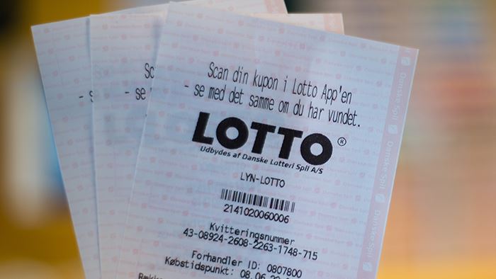 Et par lottokuponer i en hånd.