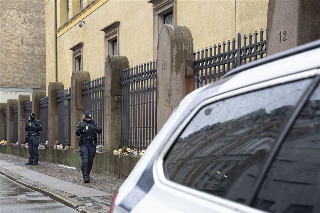 politibil foran synagogen på 