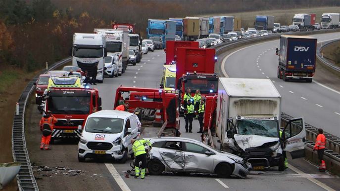 LIGE NU: Motorvej er spærret efter lastbilulykke