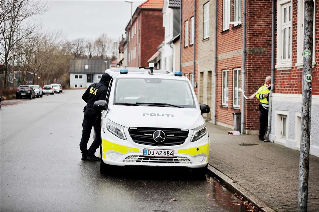 politibil holder på vej 