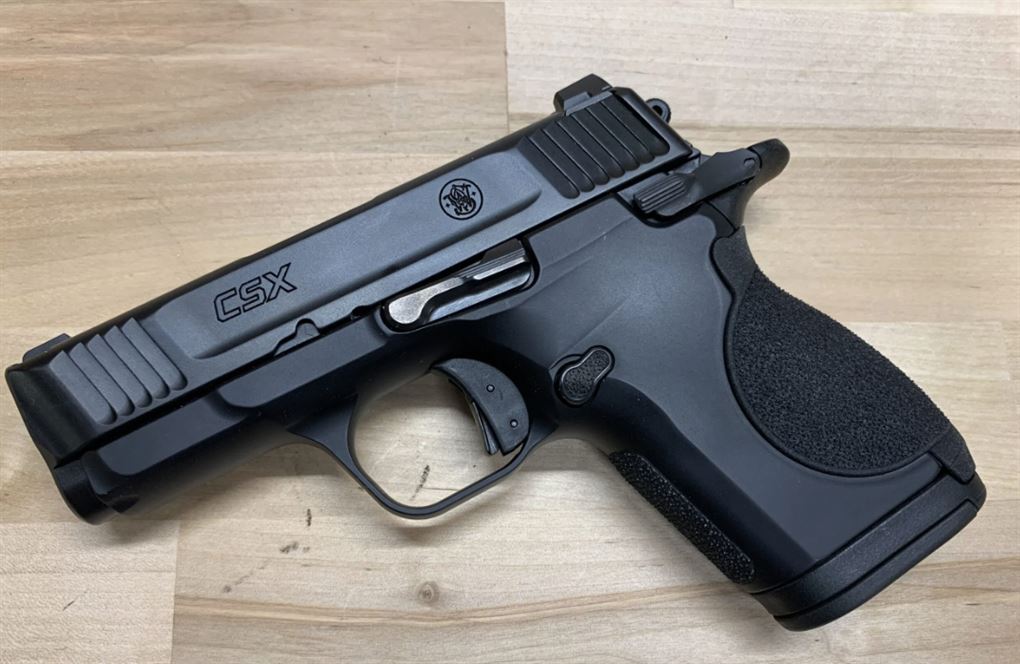 en sort pistol på et gulv