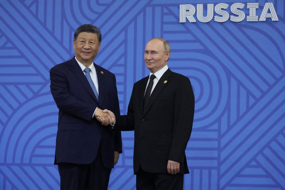 statsledere fra rusland og kina giver hinanden hånden