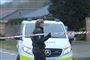 politikvinde bag afspærringstape